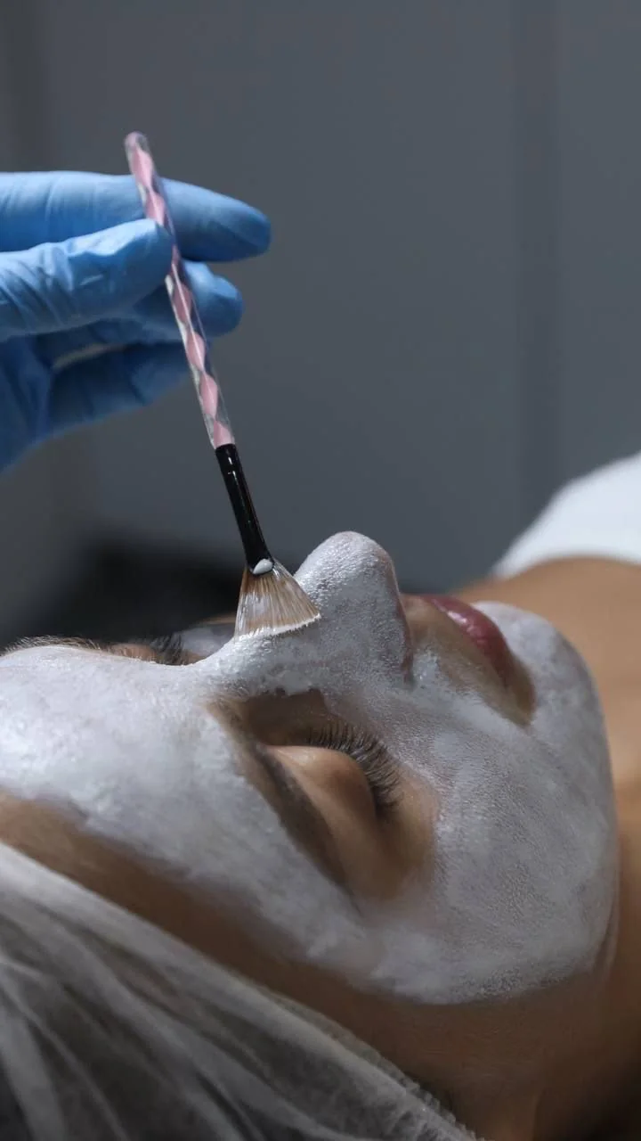 Application attentive d’un masque lors d’un soin du visage