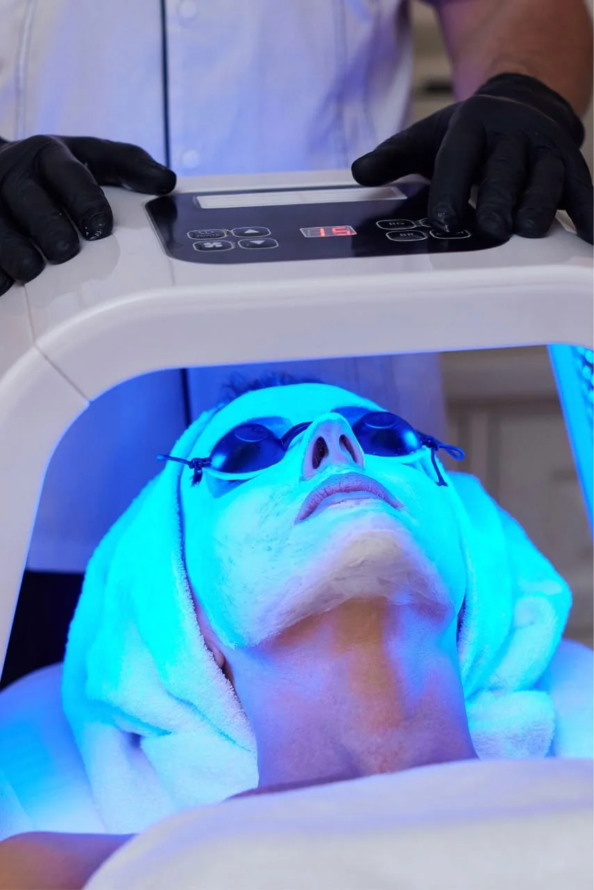 Soin du visage sous lumière esthétique avec protection oculaire